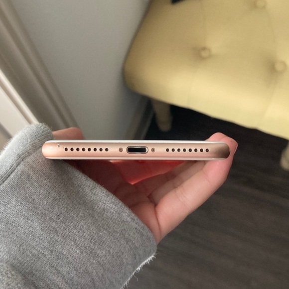 Iphone 8 plus Rose Gold - Picture 5 of 5